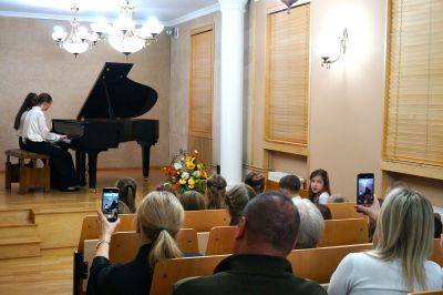 Zdjęcie 26 z galerii Koncert pt. „Jesienny spacer po klawiszach"