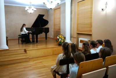 Zdjęcie 16 z galerii Koncert pt. „Jesienny spacer po klawiszach"