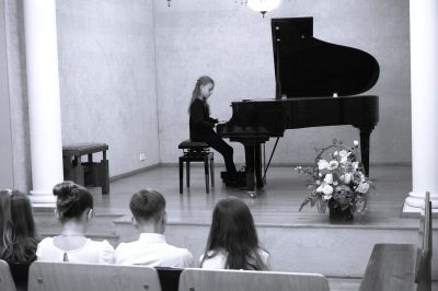 Zdjęcie 7 z galerii Koncert pt. „Jesienny spacer po klawiszach"