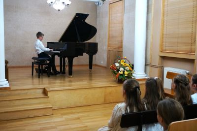 Zdjęcie 17 z galerii Koncert pt. „Jesienny spacer po klawiszach"