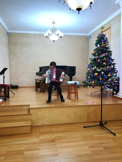 Zdjęcie 1 z galerii Koncert kolęd w wykonaniu uczniów klasy akordeonu
