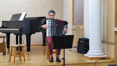 Zdjęcie 3 z galerii Koncert pt. „Kolędujemy na akordeonie"