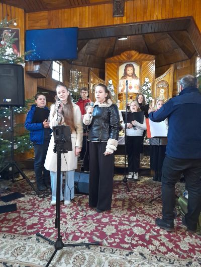 Zdjęcie 10 z galerii Koncert chóru w parafii w Starych Oleszycach
