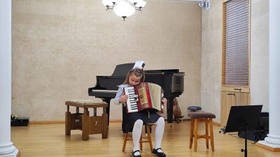 Zdjęcie 1 z galerii Koncert pt. „Kolędujemy na akordeonie"