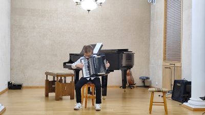 Zdjęcie 9 z galerii Koncert pt. „Kolędujemy na akordeonie"