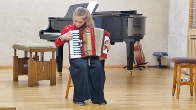 Zdjęcie 6 z galerii Koncert pt. „Kolędujemy na akordeonie"