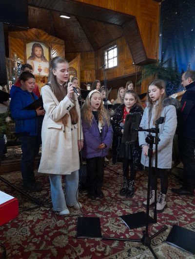 Zdjęcie 4 z galerii Koncert chóru w parafii w Starych Oleszycach