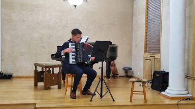 Zdjęcie 8 z galerii Koncert pt. „Kolędujemy na akordeonie"
