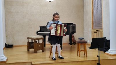 Zdjęcie 2 z galerii Koncert pt. „Kolędujemy na akordeonie"