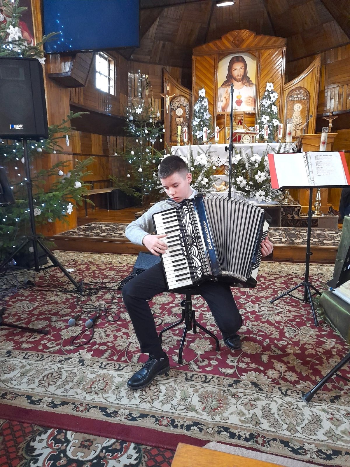 Koncert chóru w parafii w Starych Oleszycach
