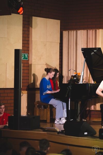Zdjęcie 1 z galerii Koncert pt. ,,Witajcie w naszej bajce”