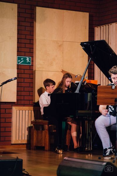 Zdjęcie 7 z galerii Koncert pt. ,,Witajcie w naszej bajce”