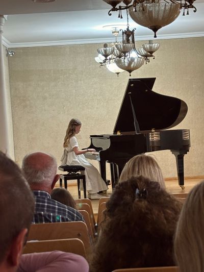 Zdjęcie 2 z galerii Koncert pt. ,,Uczniowie sekcji fortepianu - Rodzicom”