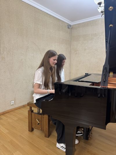 Zdjęcie 9 z galerii Koncert pt. ,,Uczniowie sekcji fortepianu - Rodzicom”