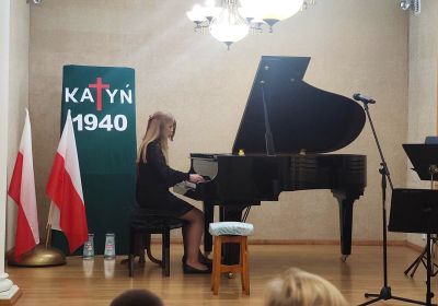 Zdjęcie 11 z galerii Koncert upamiętniający 85. rocznicę Zbrodni Katyńskiej