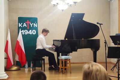 Zdjęcie 3 z galerii Koncert upamiętniający 85. rocznicę Zbrodni Katyńskiej