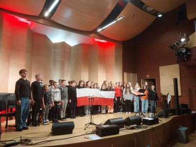 Zdjęcie 2 z galerii Szkoła do hymnu