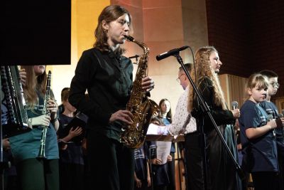 Zdjęcie 23 z galerii Koncert pt. ,,Muzyka w sercu gra"