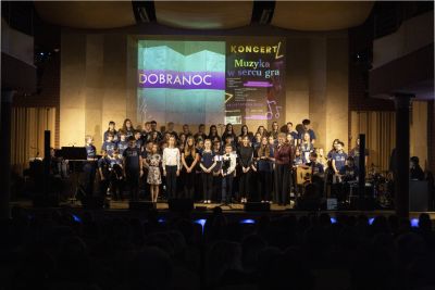 Zdjęcie 41 z galerii Koncert pt. ,,Muzyka w sercu gra"