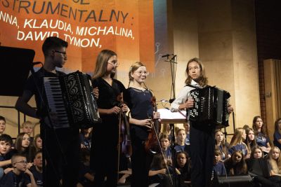 Zdjęcie 32 z galerii Koncert pt. ,,Muzyka w sercu gra"
