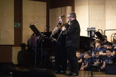 Zdjęcie 26 z galerii Koncert pt. ,,Muzyka w sercu gra"