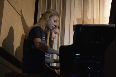 Zdjęcie 31 z galerii Koncert pt. ,,Muzyka w sercu gra"