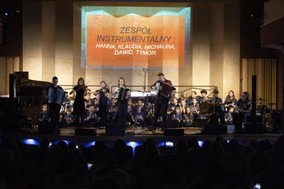 Zdjęcie 33 z galerii Koncert pt. ,,Muzyka w sercu gra"