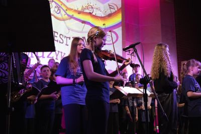 Zdjęcie 19 z galerii Koncert pt. ,,Muzyka w sercu gra"