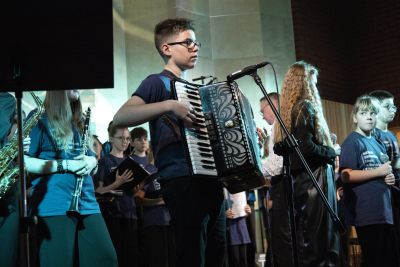 Zdjęcie 22 z galerii Koncert pt. ,,Muzyka w sercu gra"
